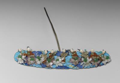 图片[2]-Gilt copper hairpin decorated with motif of children at play with kingfisher-feather, glass ,stone, and seed pearl inlays.-China Archive